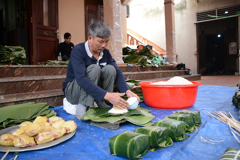 Không cần khuôn, những nghệ nhân ở làng Tranh Khúc vẫn có thể gói những chiếc bánh bằng nhau. Ông Nguyễn Hữu Căn (59 tuổi) có 40 năm gói bánh chưng.